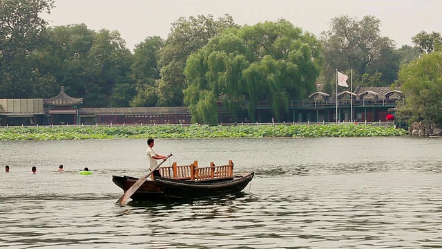 MS Shot of people in bo北京什刹海游船ats at Houhai lakes / Beijing, China视频下载