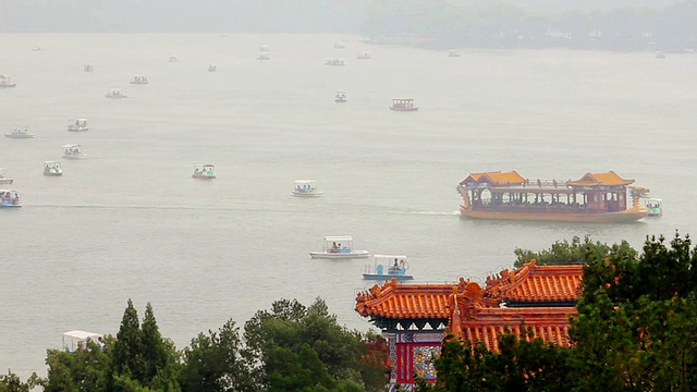 中国北京颐和园昆明湖上的船视频素材