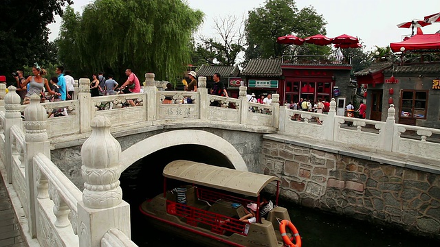 中国北京，后海湖上的游船和迎顶桥视频下载
