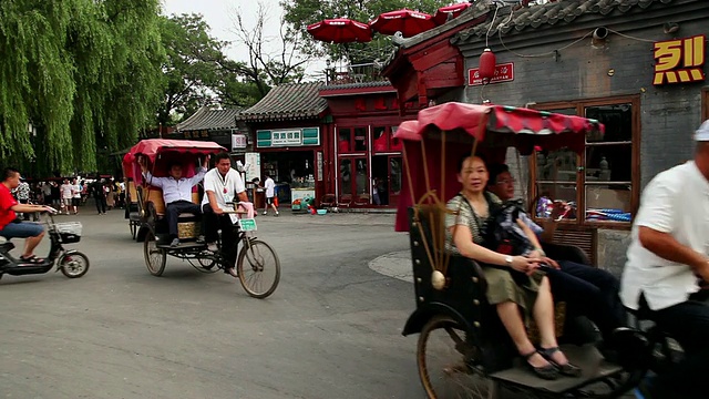 MS拍摄的三轮车司机带着游客在后海湖区旅游/北京，中国视频下载