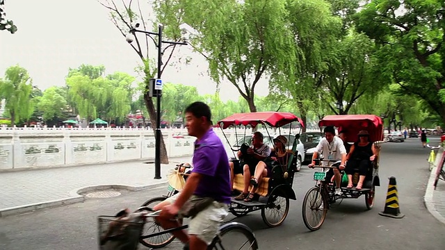 MS TS拍摄的三轮车司机带游客在后海湖区旅游/北京，中国视频下载