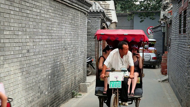 MS拍摄于中国北京后海地区的胡同里，三轮车司机载着游客视频下载