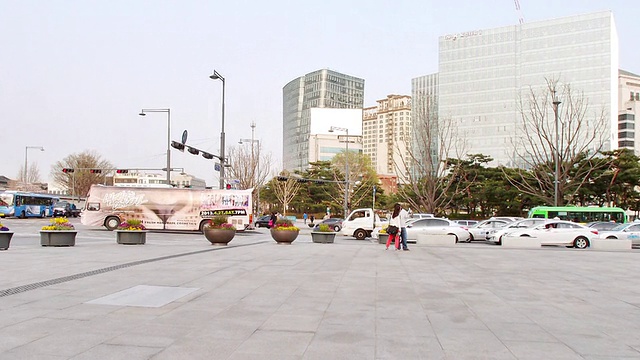 MS PAN T/L拍摄于光华门和繁忙的城市交通/首尔，韩国视频素材