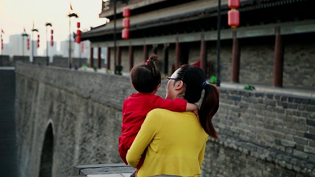 MS母女在西安城墙上聊天的照片/中国西安视频购买