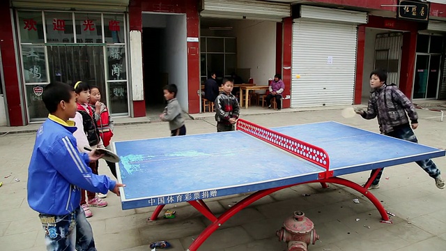 孩子们在路边打乒乓球的照片/陕西汉中视频素材