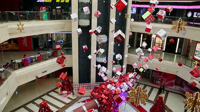 图为西安购物中心的圣诞装饰视频下载