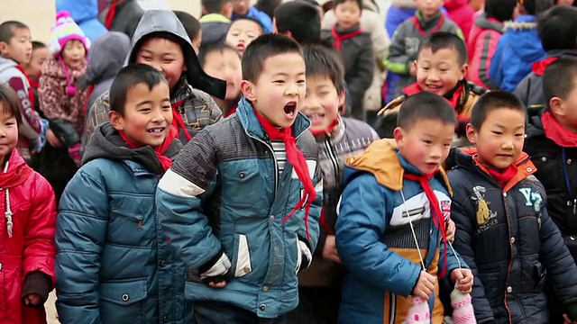 中国西安，小学生在广场上玩耍视频素材