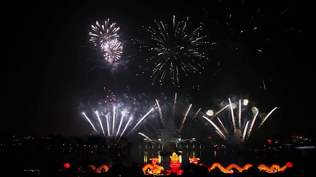 庆祝中国春节的烟花和龙灯/西安，中国视频下载