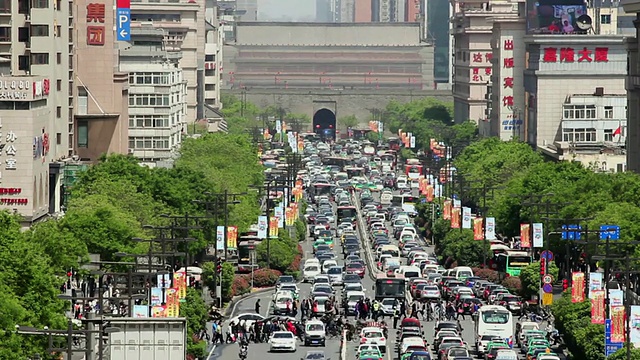中国陕西西安，繁忙城市街道上的交通状况视频素材