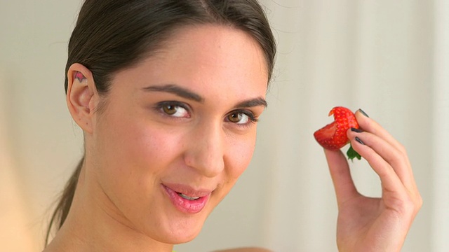 喜欢吃草莓的女人视频素材