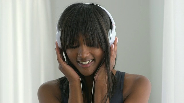 快乐的黑人妇女听着音乐微笑着视频素材