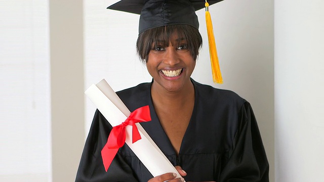 快乐的黑人女大学毕业生视频下载
