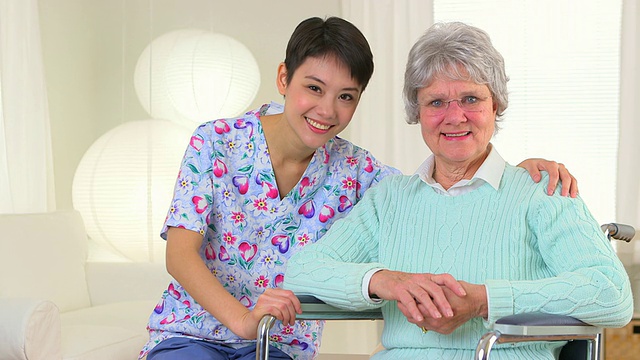 中国护士和老年病人视频下载