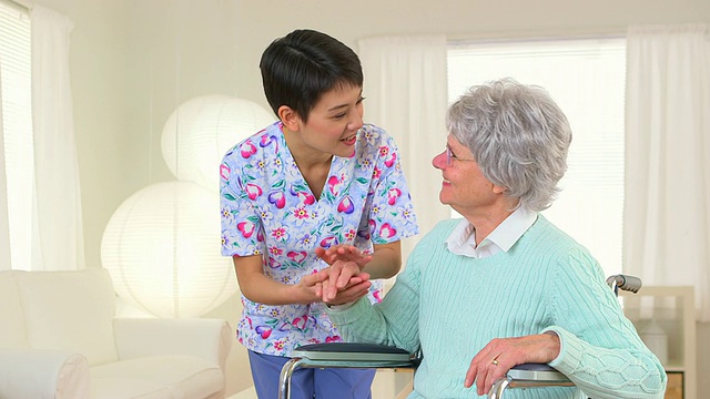 快乐的中国护士与病人交谈视频下载