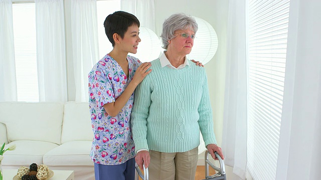 中国护士和老年病人望着窗外视频下载