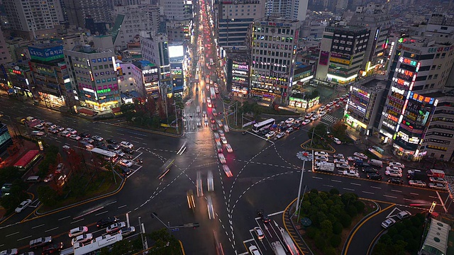韩国釜山延山东十字路口的交通镜头视频素材