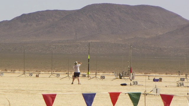 在美国内华达州的沙漠/黑岩举行的BALLS实验火箭发射中，人站在火箭前视频下载