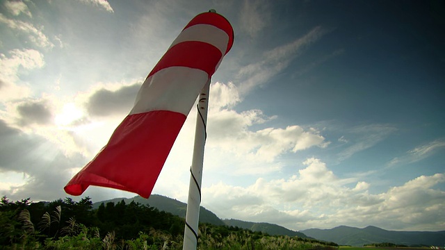MS拍摄的橙色和白色的风向标，在风中吹着山/日本东北部的福岛视频下载