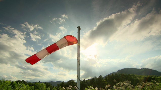 WS拍摄的橙色和白色的风向标，在风中吹着山/日本东北部的福岛视频下载