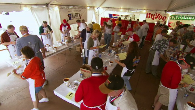 美国内布拉斯加州奥马哈市，辣椒厨师世界锦标赛期间，几位评委在帐篷里品酒并做笔记视频下载