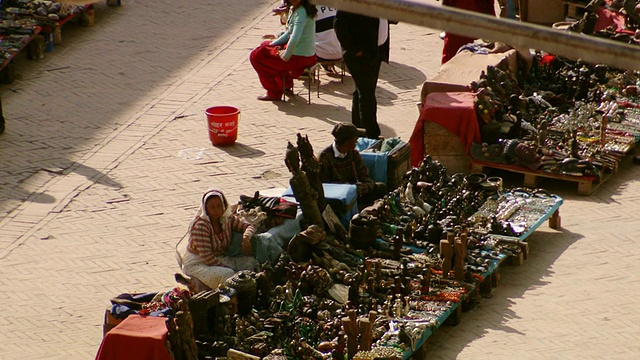 图女士拍摄于市场广场/尼泊尔加德满都视频下载