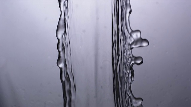 CU SLO MO优雅的水流穿过画面/英国视频下载