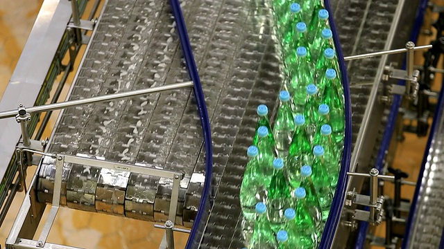 MS在德国莱茵兰普法尔茨的饮料工业装瓶厂拍摄瓶子的移动视频素材