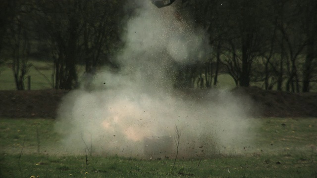 MS SLO MO塑料炸药包裹圆桶爆炸/英国视频素材