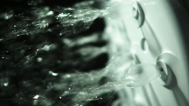 CU SLO MO拍摄的从淋浴喷头流出的水对着黑色/英国视频素材