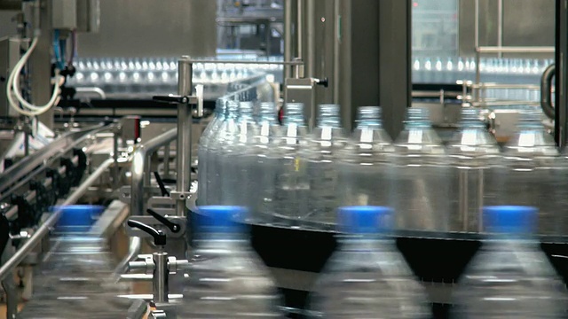 MS拍摄在德国莱茵兰普法尔茨的饮料工业装瓶厂移动的塑料瓶视频下载