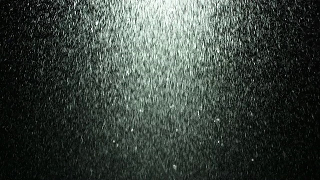 CU SLO MO拍摄的宽阔的水花通过框架在黑色背景/英国视频素材