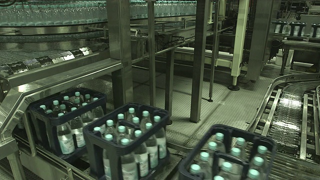德国莱茵兰-普法尔茨饮料工业装瓶厂塑料瓶的MS Shot视频下载
