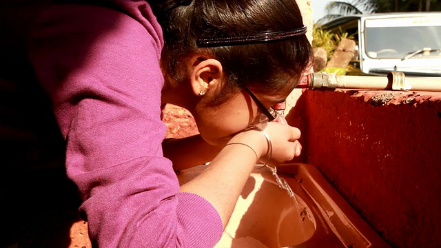 亚裔印度少女饮用自来水视频素材