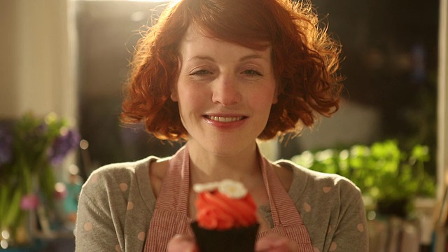 女子拿着蛋糕微笑/大伦敦，英国视频素材