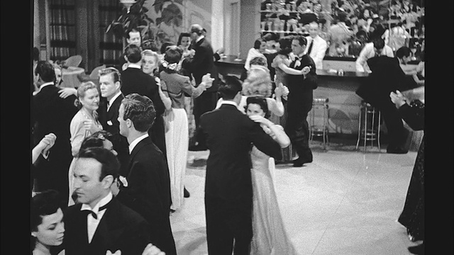1945年，一群穿着正式的情侣在跳舞视频素材