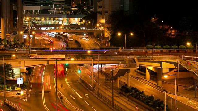 T/L TU香港市中心夜间的交通状况视频素材