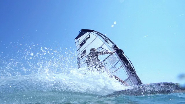 高清:年轻人滑浪风帆的超级慢动作镜头视频下载