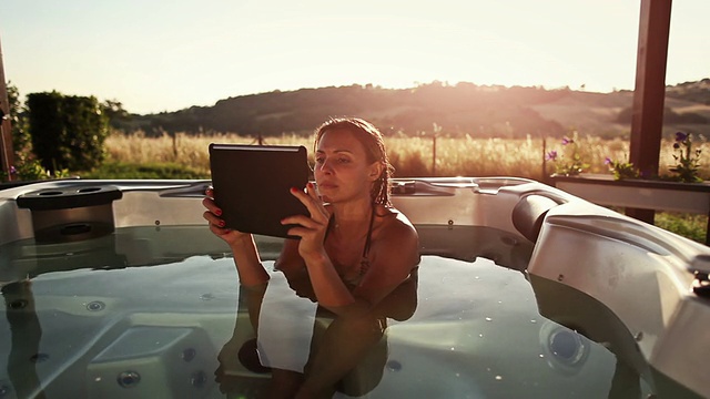 用平板电脑泡热水澡的女人视频素材