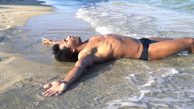 HD超级慢莫:性感男人躺在沙滩上视频下载