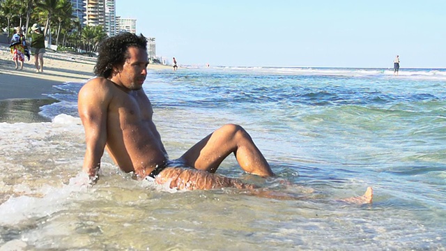 HD超级慢莫:性感男人放松在佛罗里达海滩视频素材