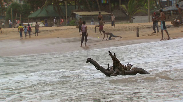 儿童在海滩上玩板球的MS Shot /科伦坡，西部省份，斯里兰卡视频下载