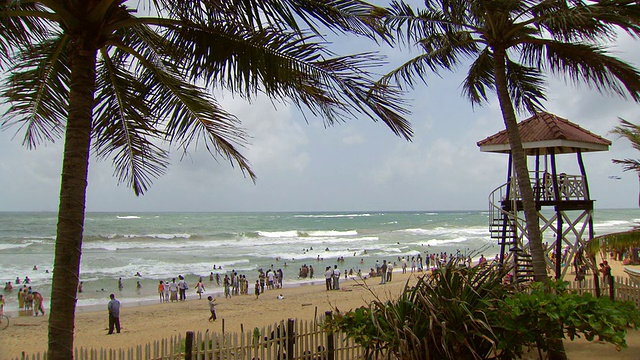 斯里兰卡西部省份科伦坡繁忙的海滩视频素材