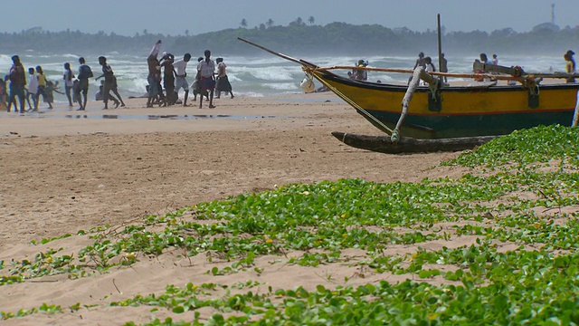 斯里兰卡西部省份科伦坡附近海滩上的人们视频素材