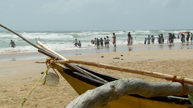 图为斯里兰卡西部省份科伦坡海滩上的人和船视频下载