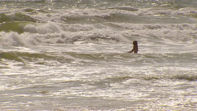 MS TS拍摄的女子在海上冲浪/科伦坡，西部省，斯里兰卡视频下载