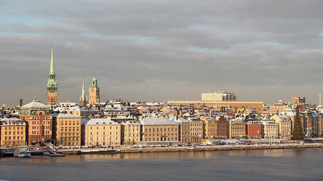 被雪覆盖的城市屋顶/斯德哥尔摩，芬诺斯坎迪亚，瑞典视频下载