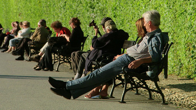 奥地利维也纳，人们坐在美景宫的长椅上视频下载