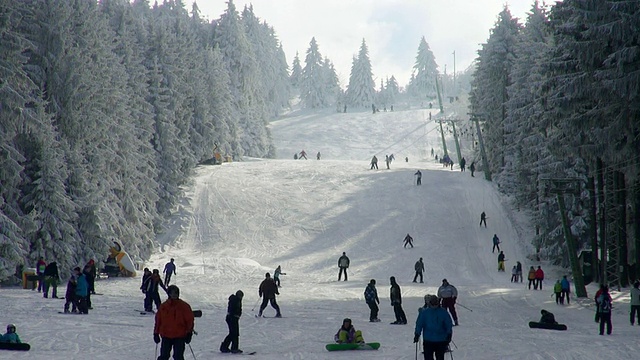 在滑雪道，冬季运动和滑雪缆车/埃尔别斯科普夫，莱茵兰-普法尔茨，德国视频素材