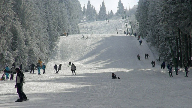 德国莱茵兰-普法尔茨汉斯拉克的滑雪道、冬季运动和滑雪缆车/埃尔别斯科普夫滑雪者和单板滑雪者的视图视频素材
