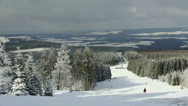 德国莱茵兰-普法尔茨汉斯拉克的滑雪道、冬季运动和滑雪缆车/埃尔别斯科普夫滑雪者和单板滑雪者的视图视频素材